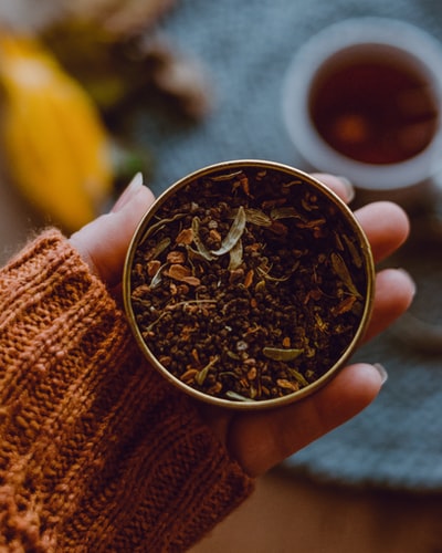 手持青花瓷碗的人